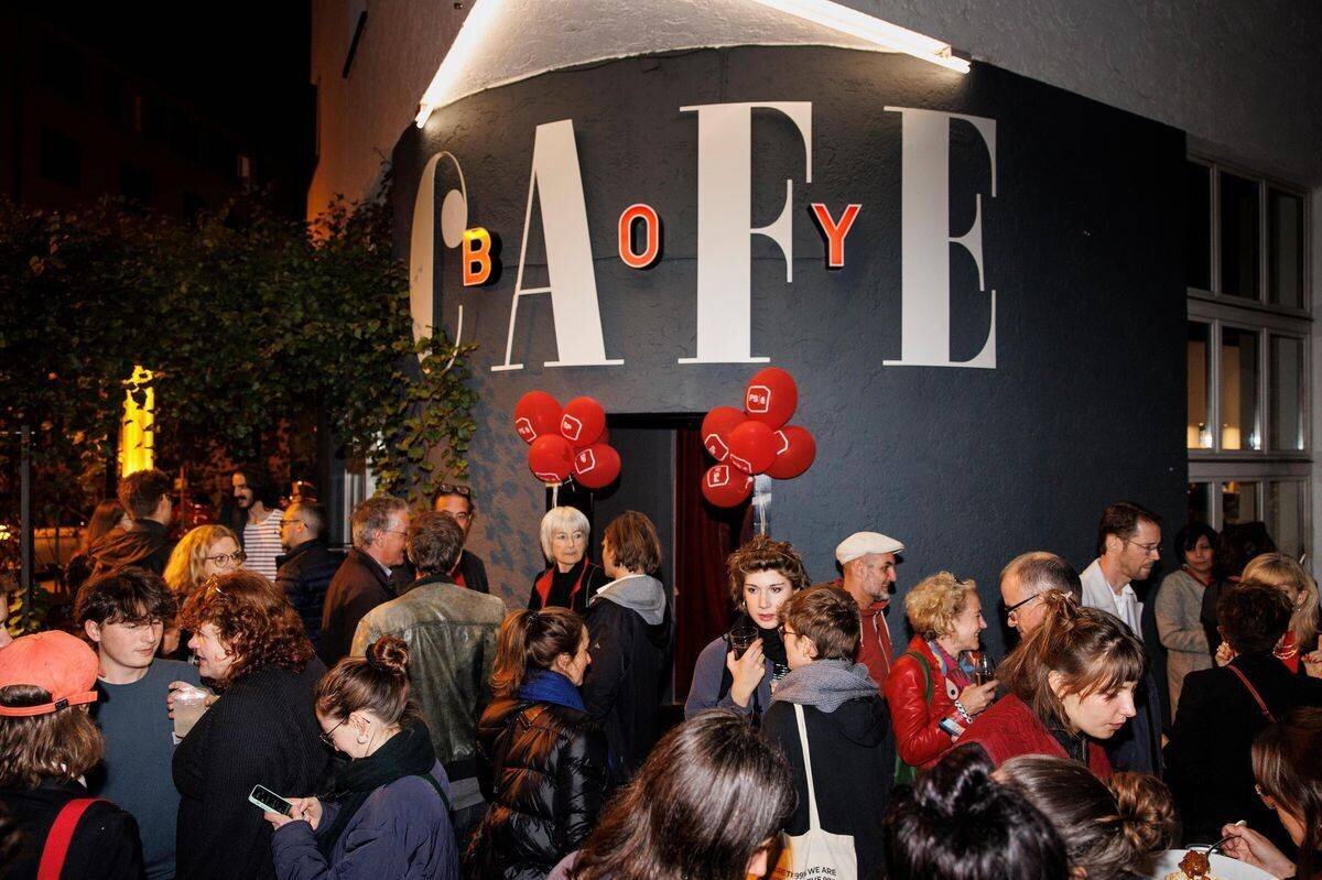 Café Boy à Zurich lors d'une célébration politique avec des ballons rouges, 22 octobre 2023.