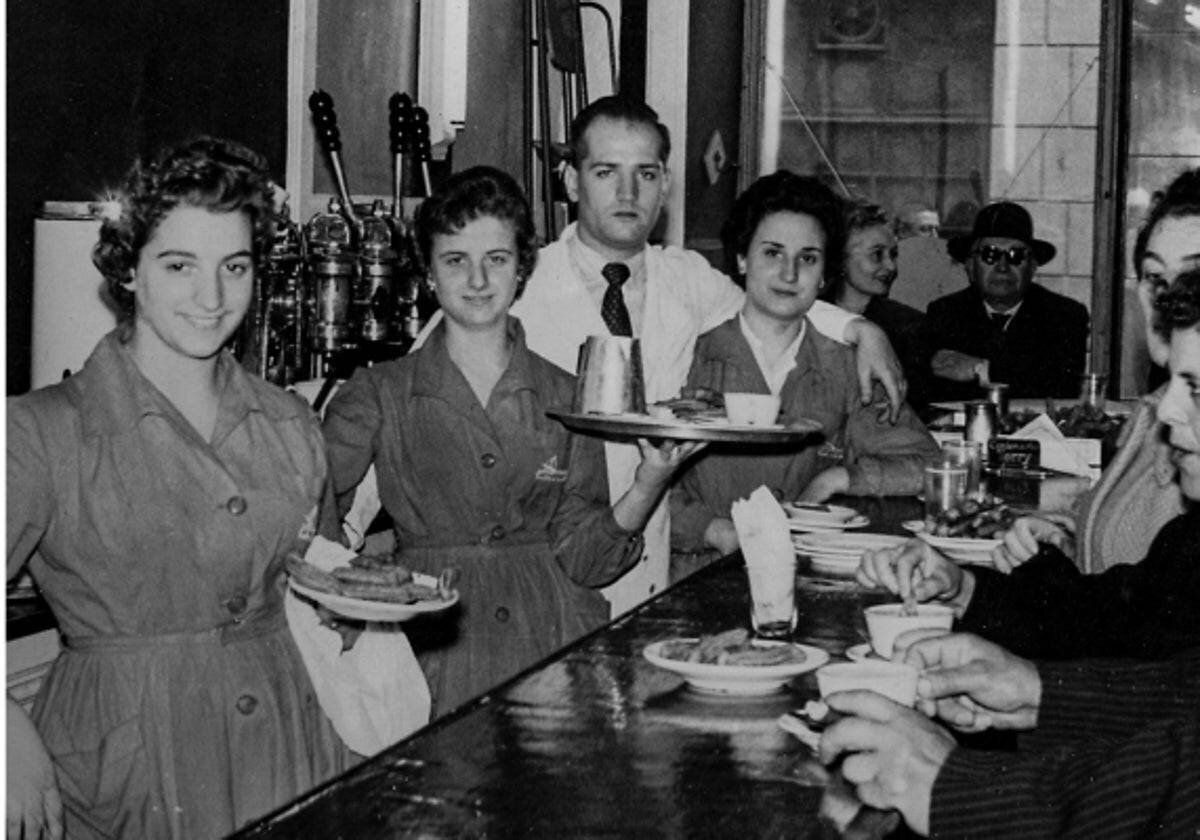 César Bonilla et sa famille dans leur premier local de La Corogne (archive, 1950)