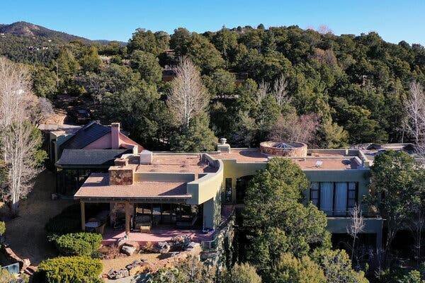 La maison de Gene Hackman et Betsy Arakawa entourée d'arbres.