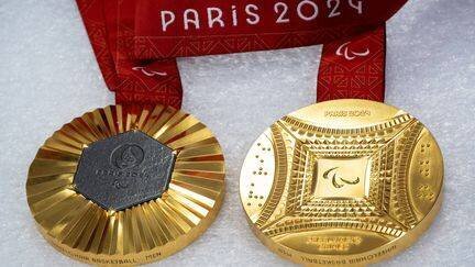 Médailles d'or paralympiques pour le basket-ball en fauteuil, exposées à la Monnaie de Paris, le 25 juin 2024.