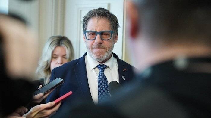 Gilles Bélanger en mêlée de presse.