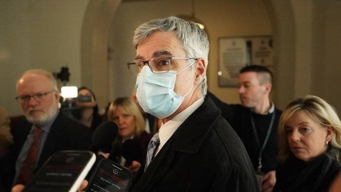 Éric Caire en mêlée de presse.