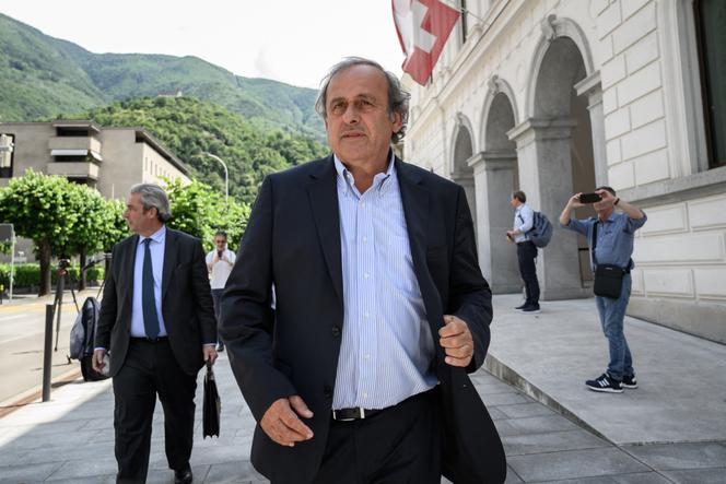 L’ancien président de l’UEFA, Michel Platini, quitte le Tribunal pénal fédéral suisse