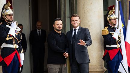Emmanuel Macron reçoit le président ukrainien Volodymyr Zelensky, le 10 octobre 2024 à Paris. (TELMO PINTO / NURPHOTO / AFP)