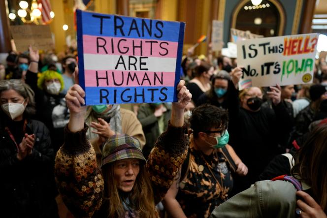 Une manifestation au Capitole de l’Etat de l’Iowa pour dénoncer un projet de loi qui révoque les règles de protection des personnes transgenres, à Des Moines, le 27 février 2025.