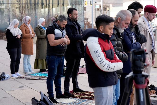 Odai al-Fayoumi (au centre), père de Wadea Al-Fayoumi, garçon palestinien de 6 ans, des proches et des soutiens, prient devant le palais de justice du comté de Will, à Joliet (Illinois), le 28 février 2025.