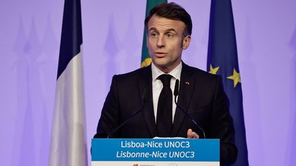 Emmanuel Macron s'exprime depuis Lisbonne (Portugal), le 27 février 2025. (STEPHANE DE SAKUTIN / AFP)