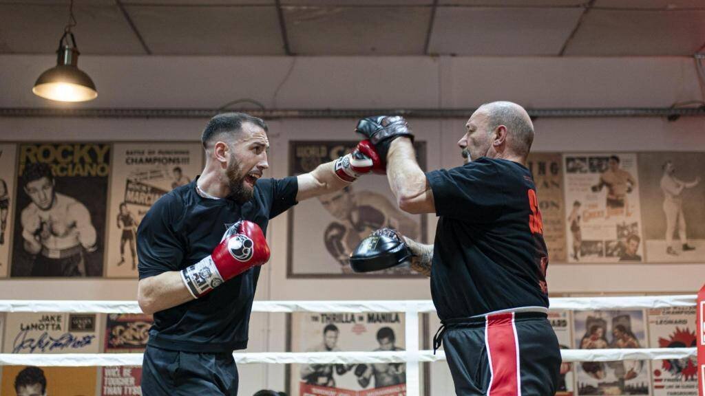 Sandor Martín faisant manoplas avec son père et entraîneur