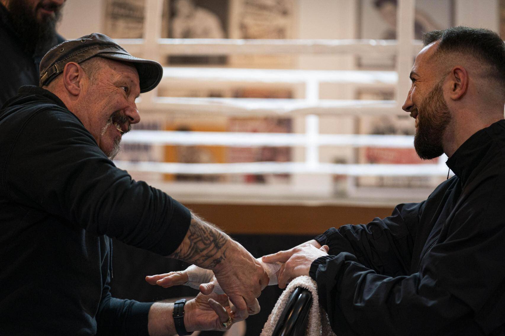 Rafa Martín vendant les mains à son fils Sandor Martín