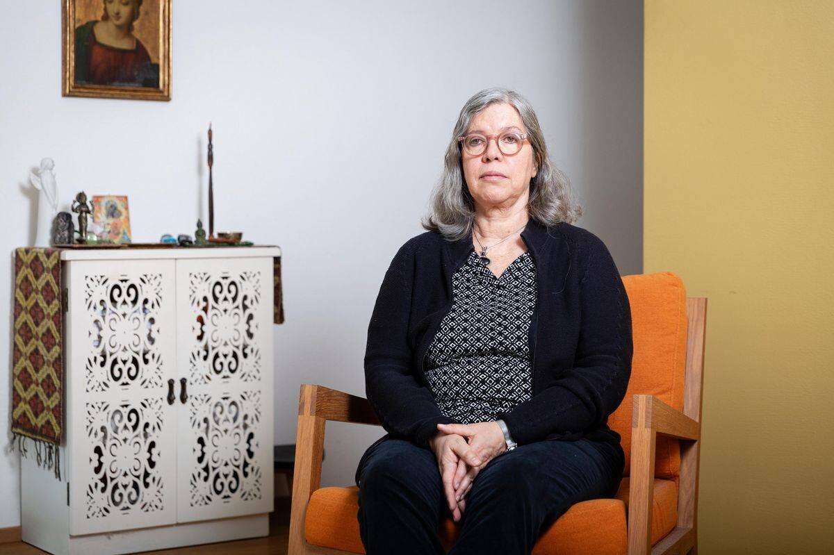 Beatriz Paiva dans son salon à Bern