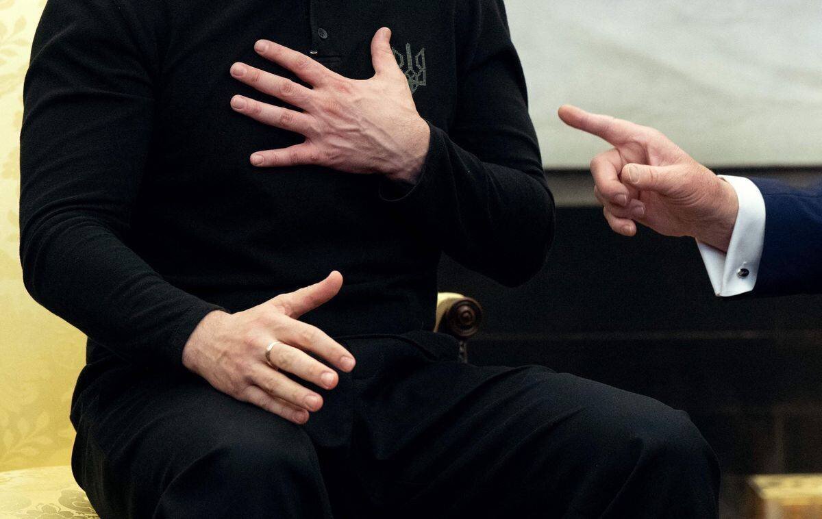 US-Präsident Trump zeigt mit dem Finger auf die Brust von Ukrainas Präsident Selenskyj während eines Treffens im Oval Office.