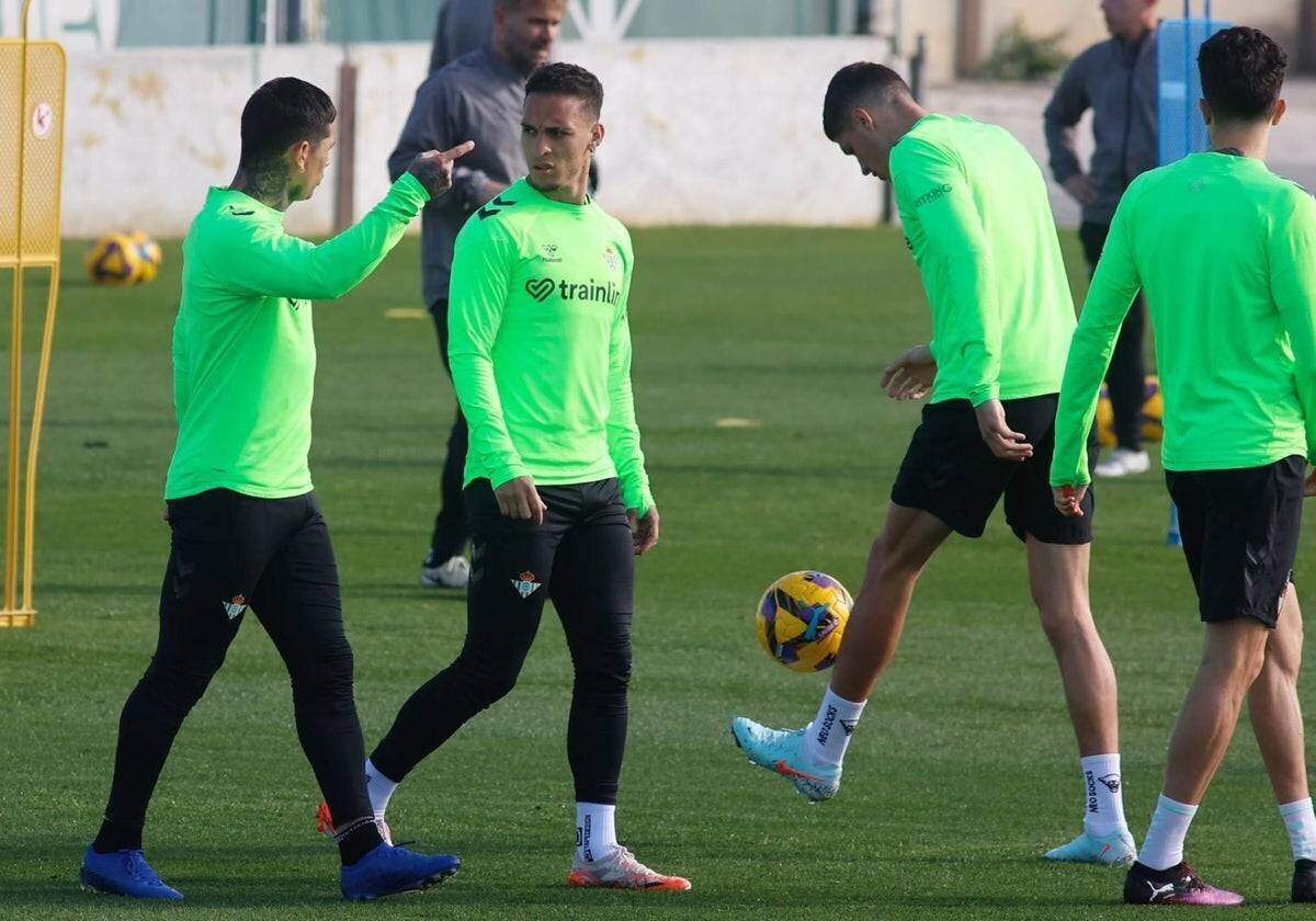 Antony dialoguant avec Chimy Ávila lors de l'entraînement du Real Betis