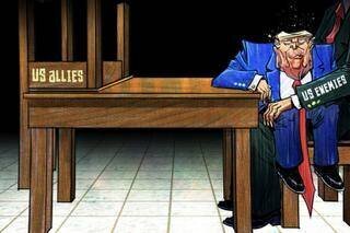 Donald Trump assis sur une chaise renversée.