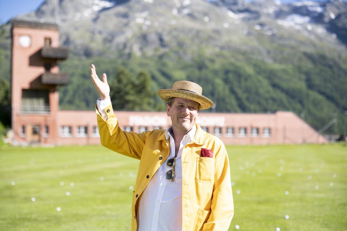 Christian Jott Jenny célébrant sa réélection en tant que président de la commune de St. Moritz