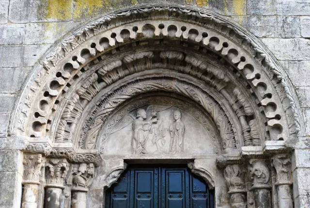 Détail de la porte de l'église de San Nicolás à Portomarín, Lugo (Galice)