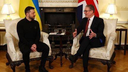 Le Premier ministre britannique, Keir Starmer, et le président ukrainien, Volodymyr Zelensky, le 1er mars 2025 à Londres. (PETER NICHOLLS / AFP)