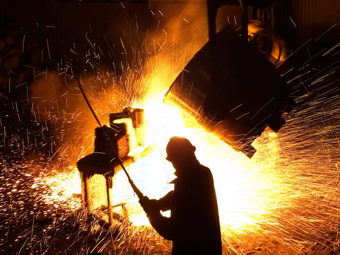 Acier en fusion dans un four à arc électrique.