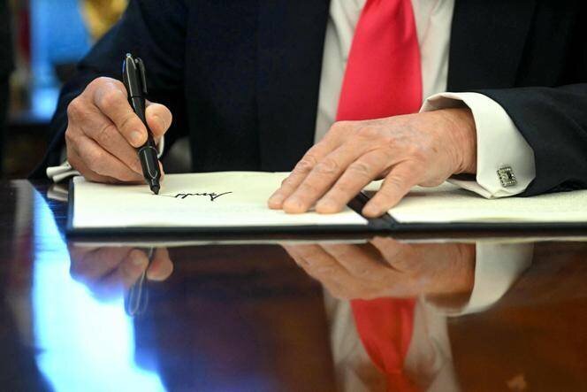 Donald Trump signant un décret, à la Maison Blanche, à Washington, le 25 février 2025.