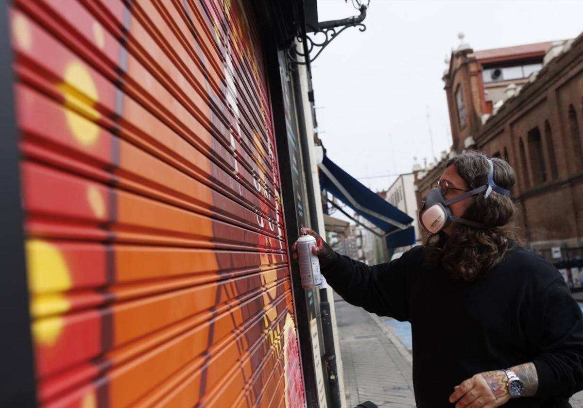 Ricardo Cavolo en pleine intervention artistique