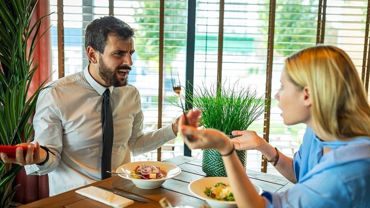 Homme contrarié avec femme à un repas