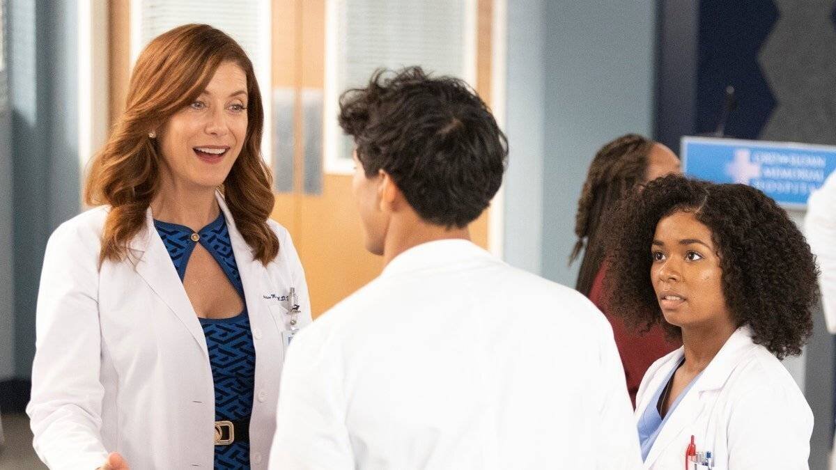 Kate Walsh en blouse de laboratoire