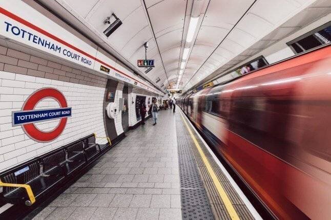 Un train de la ligne Bakerloo et la plateforme de la station sur le métro londonien.