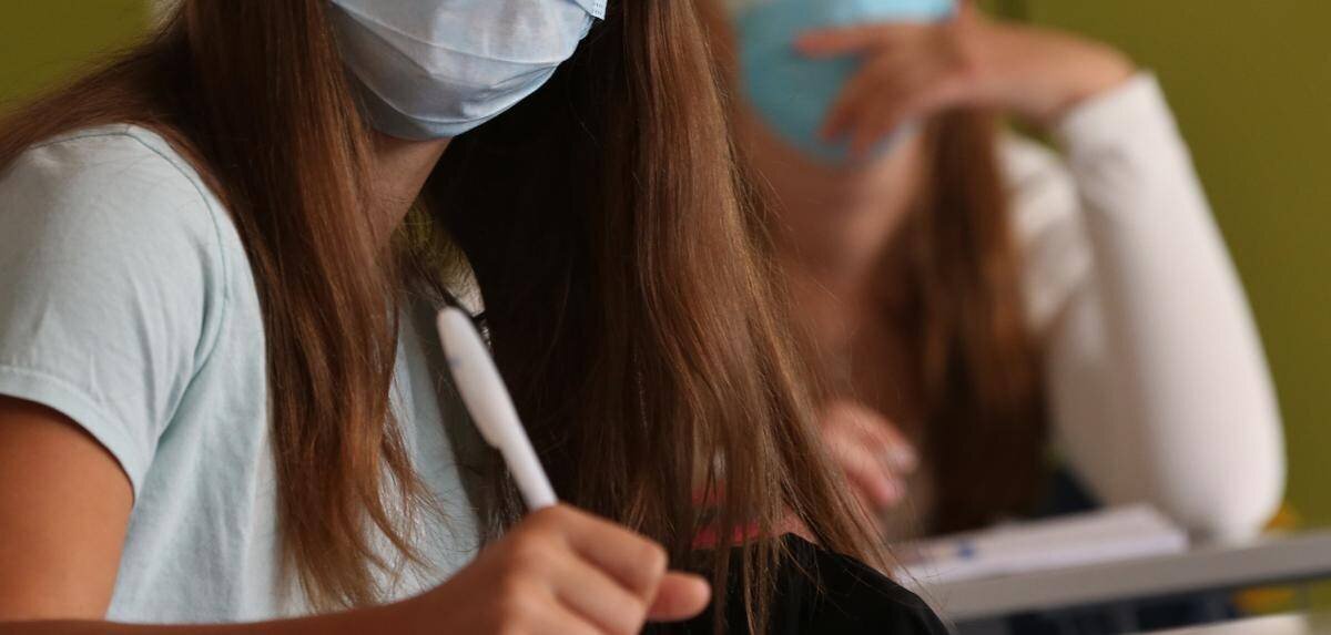 Élèves portant des masques en classe