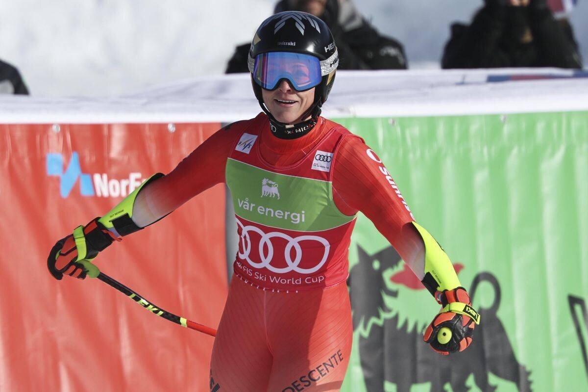 Lara Gut-Behrami célèbre dans la zone d’arrivée du super-G de la Coupe du monde féminine de ski alpin à Kvitfjell, Norvège, mars 2025.