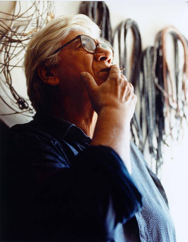 Le sculpteur Carlos Peñafiel à la fenêtre de son atelier parisien, en 2021.