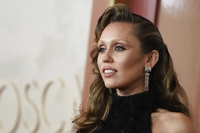 Miley Cyrus en la alfombra roja de los Premios Oscar 2025