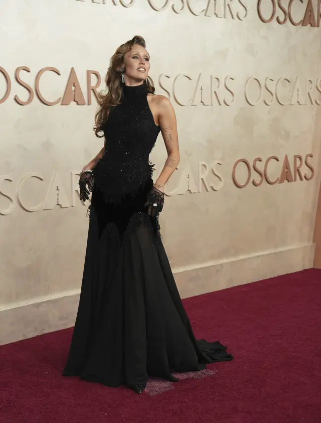 Miley Cyrus en la alfombra roja de los Premios Oscar 2025