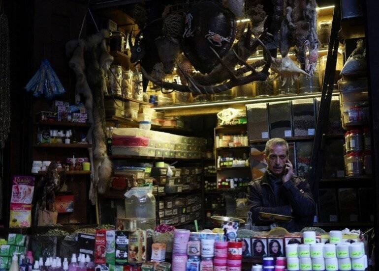 Un vendeur syrien attend des clients dans son magasin au souk Hamidiya dans la vieille ville de Damas, après le renversement de Bachar al-Assad, le 25 décembre 2024. REUTERS/Amr Abdallah Dalsh