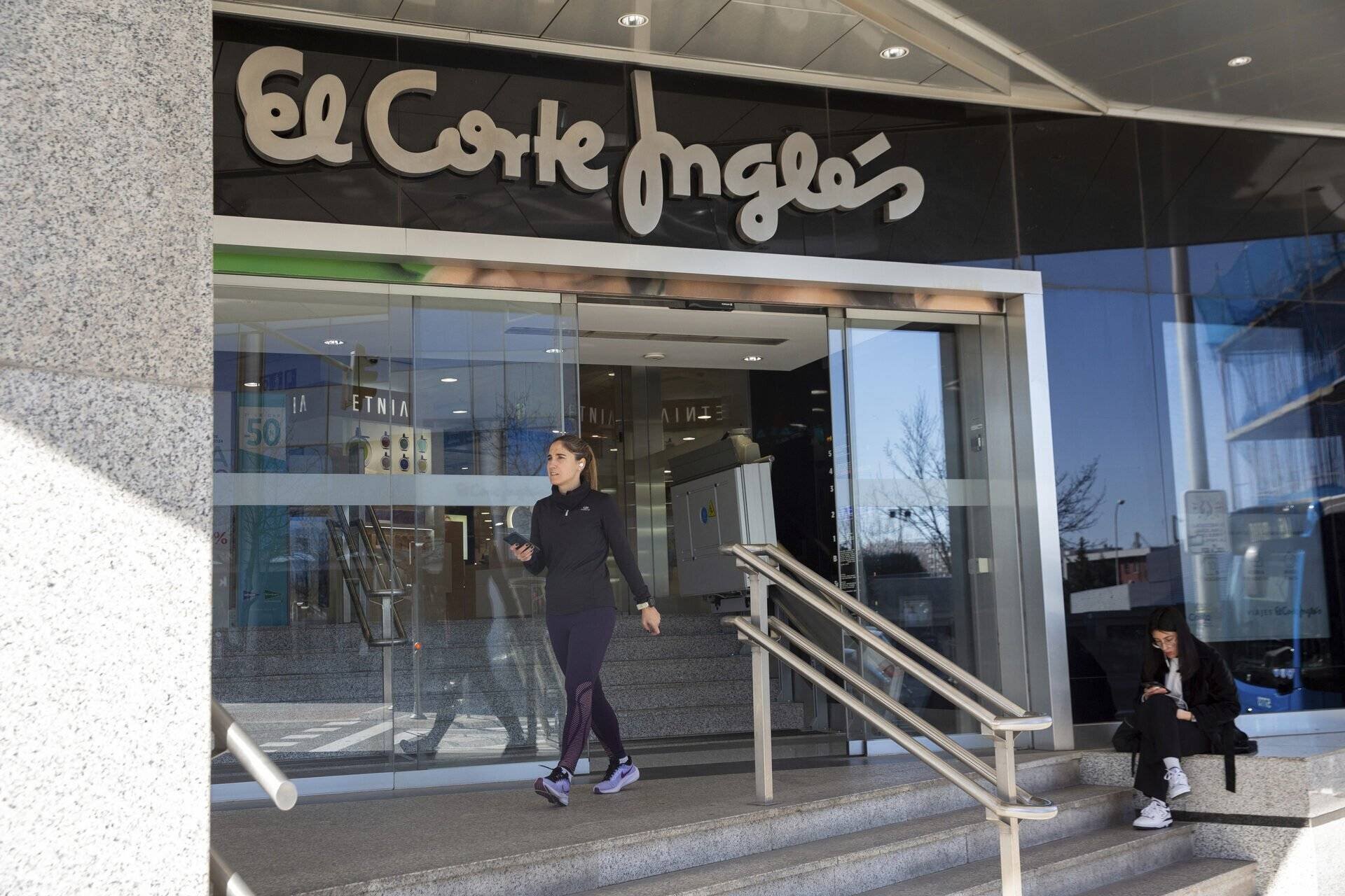 La entrada de una tienda de El Corte Inglés.