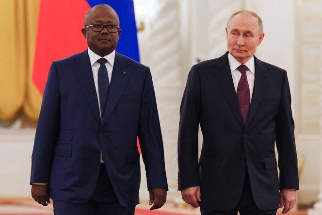 Le président de Guinée-Bissau, Umaro Sissoco Embalo, aux côtés du président russe, Vladimir Poutine, au Kremlin, à Moscou (Russie), le 26 février 2025.