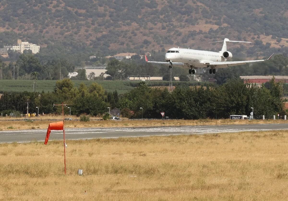 Avion arrivant à la piste d'atterrissage à Córdoba
