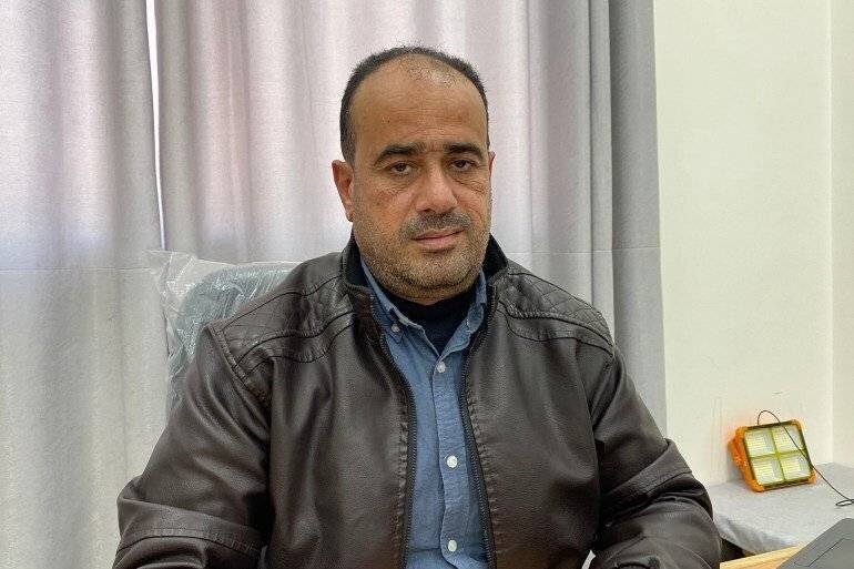 Dr. Mohammad Abu Salmia accuse Israël de jouer avec la vie de 16 000 blessés et malades à Gaza qui ont besoin de soins urgents à l'étranger.