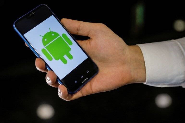 Logo Android affiché sur un smartphone Huawei