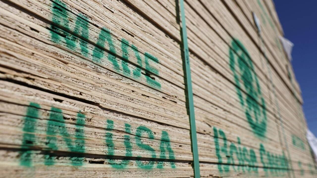 Des piles de bois d'œuvre américain estampillées 'Made In USA' chez Home Depot à Pasadena, Californie, le 3 mars 2025.