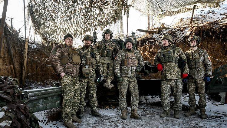 Die 44. Artillerie-Brigade posiert vor einer Haubitze im Raum Saporischschja