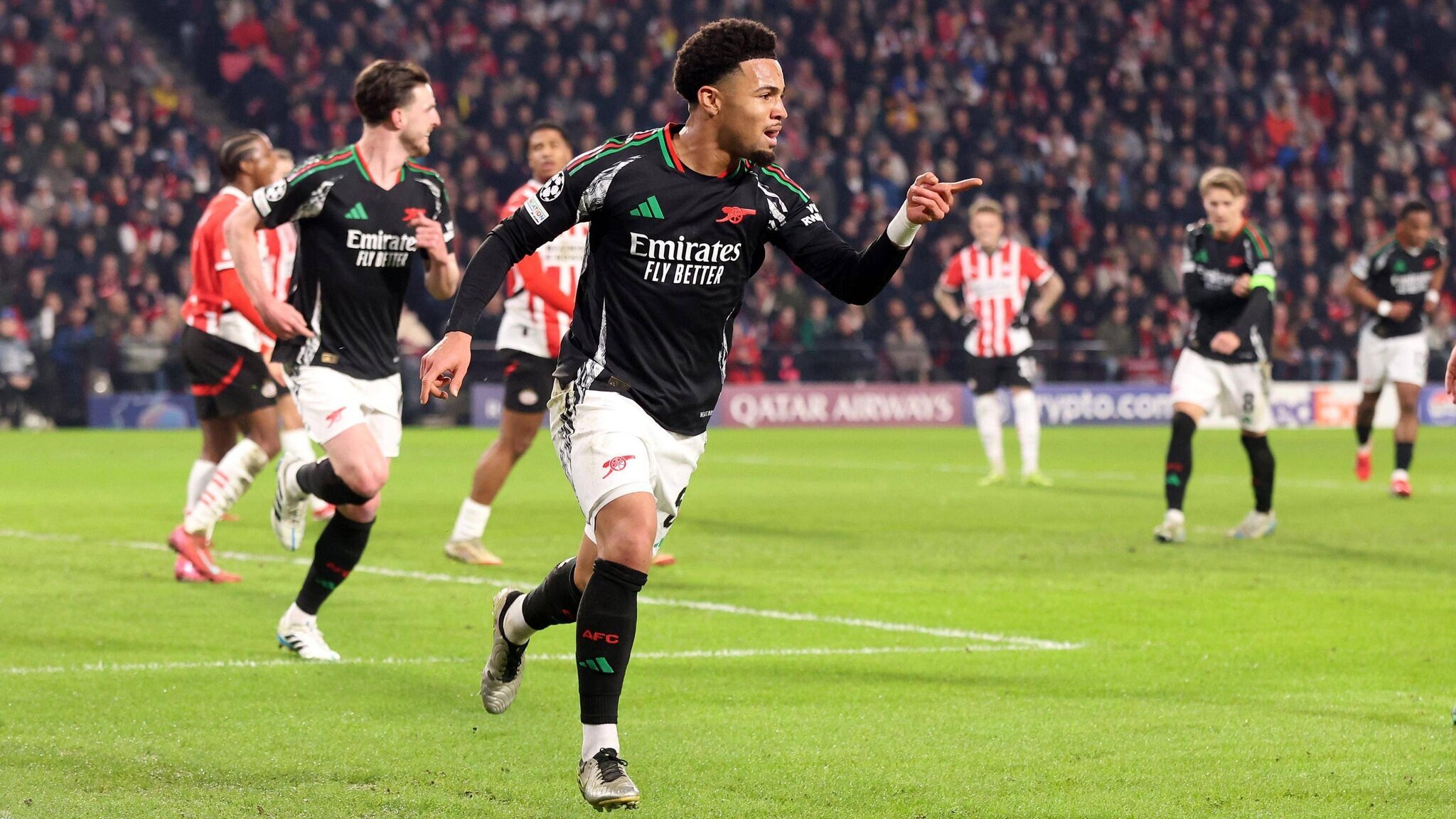 Ethan Nwaneri célèbre son but contre PSV Eindhoven