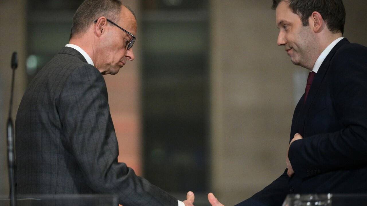 Le chef de l'Union chrétienne-démocrate (CDU) d'Allemagne, Friedrich Merz, et le co-président du Parti social-démocrate allemand (SPD) Lars Klingbeil se serrent la main après une conférence de presse