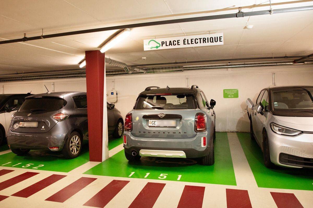 Places de recharge pour voitures électriques au Parking des Gazomètres à Genève, le 26 octobre 2023. © Georges Cabrera