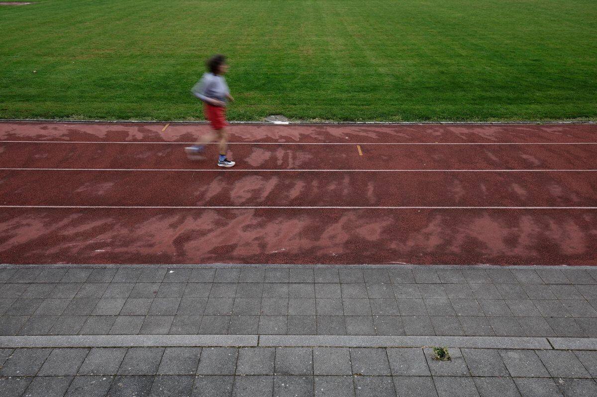 Personne jogant sur la piste en tartan de la sportanlage Buechholz.