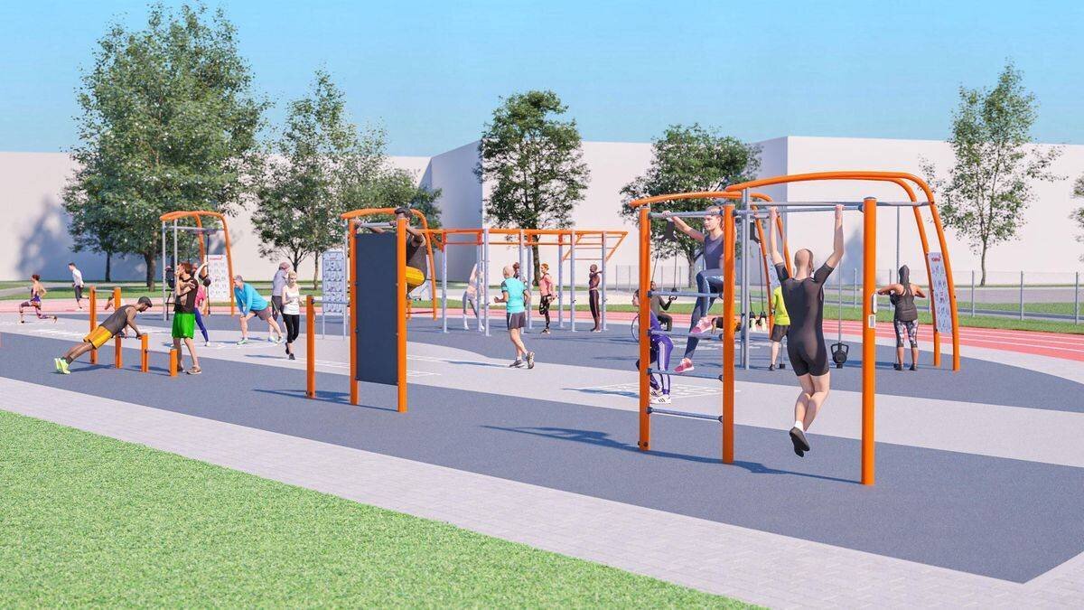 Personnes s'entraînant sur des appareils de fitness en plein air.