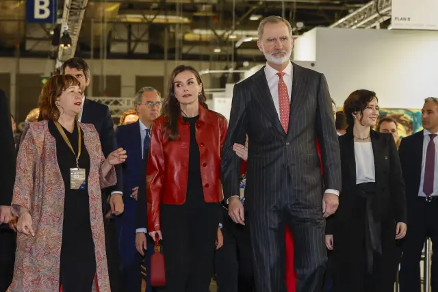 Les rois, avec López, et à la droite Isabel Díaz Ayuso.
