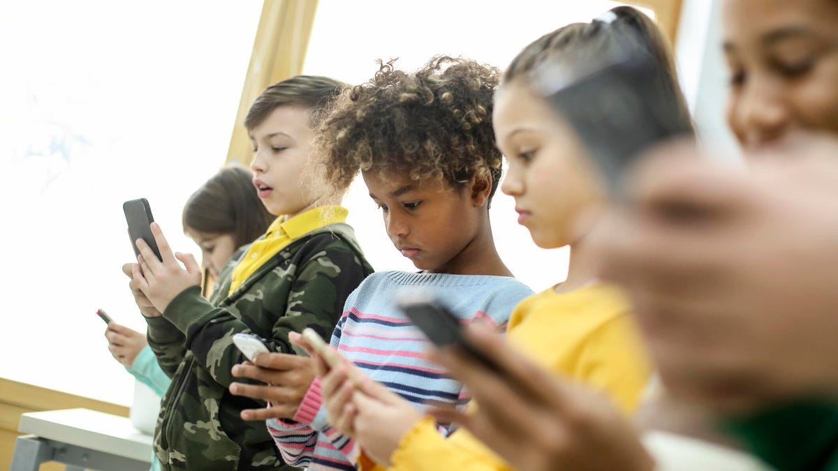 Des enfants utilisant des téléphones mobiles