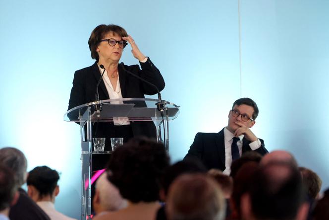 La maire de Lille, Martine Aubry, annonce sa démission en présence de son premier adjoint Arnaud Deslandes, lors d’une conférence de presse à Lille, le 6 mars 2025.
