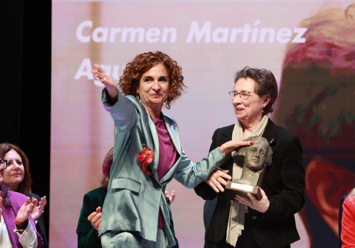 María Jesús Montero remet le prix à Carmen Martínez Aguayo au Teatro de Mairena del Aljarafe, Séville