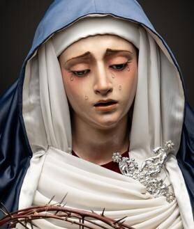 La Angustia de los Estudiantes vêtue traditionnellement