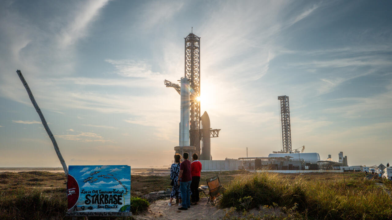La mégafusée Starship de SpaceX en cours d'installation sur son pas de tir à Boca Chica, le 3 mars 2025 au Texas.